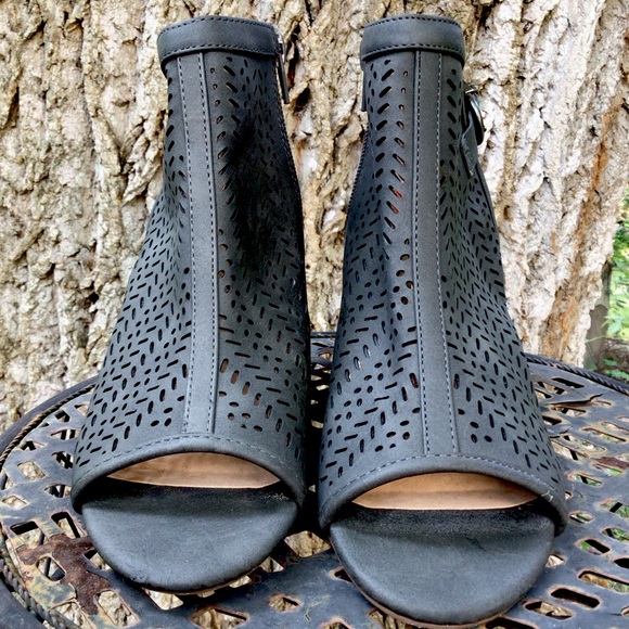 XOXO Birkita* (7M) WOMEN’S Heel Peep toe ankle boots, cutout style, Pre -owned. - Picture 5 of 7